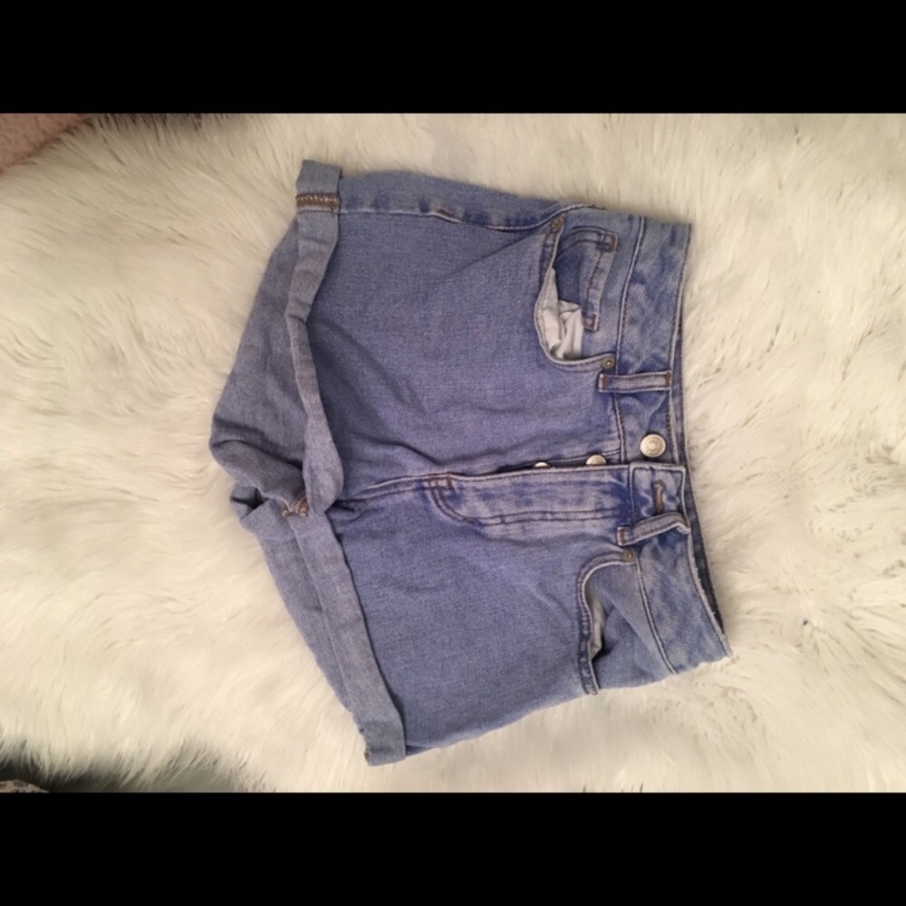 Very cute high waisted blue jean shorts
